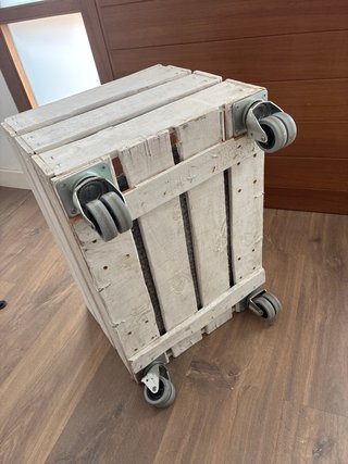 Cajón de madera con ruedas