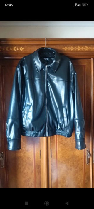 Chaqueta Zara efecto piel negra