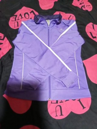 Chaqueta rosa con capucha