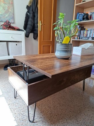 Mesa de centro elevable con almacenaje.