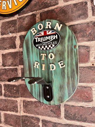 Triumph cartel moto colgador
