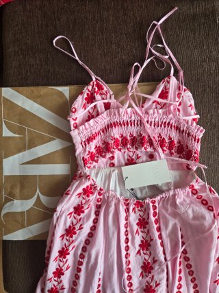 Vestido Zara bordado rosa viral