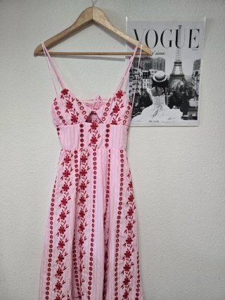 Vestido Zara bordado rosa viral