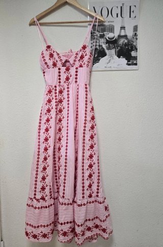 Vestido Zara bordado rosa viral