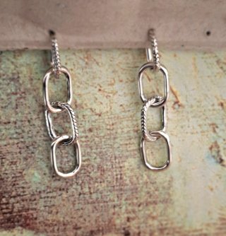Pendientes de plata con eslabones de 4 cm.