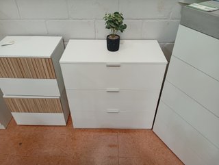 Cómoda blanca con 3 cajones