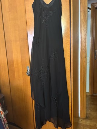Vestido de fiesta negro con pedrería