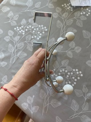 Colgador de puerta plateado con bolas blancas