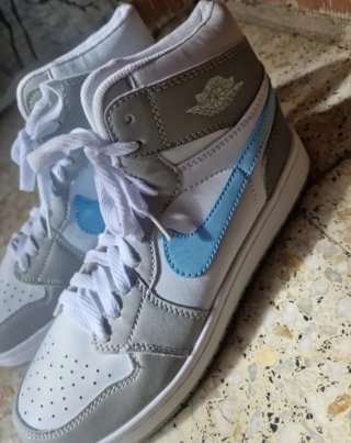 Zapatillas botín blancas y grises . Talla 40