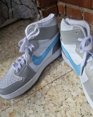 Zapatillas botín blancas y grises . Talla 40