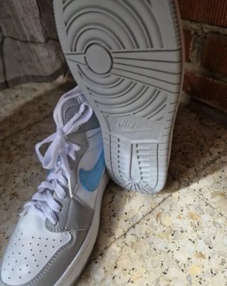 Zapatillas botín blancas y grises . Talla 40