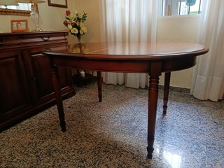 Mesa de salón de madera