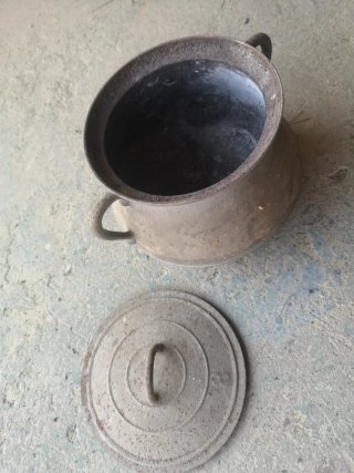 Cazuela antigua de metal