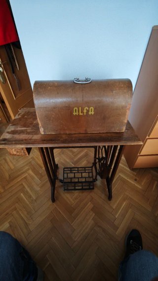 Máquina de coser Alfa antigua