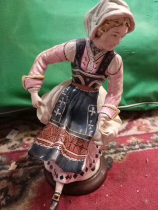 Statuetta porcellana donna costume tradizionale