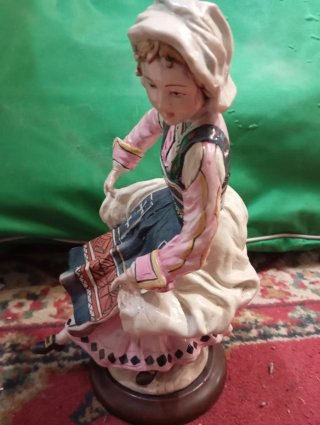 Statuetta porcellana donna costume tradizionale