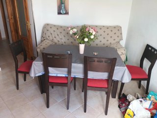 Cómoda de madera oscura con espejo