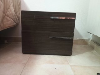 Cómoda de madera oscura con espejo