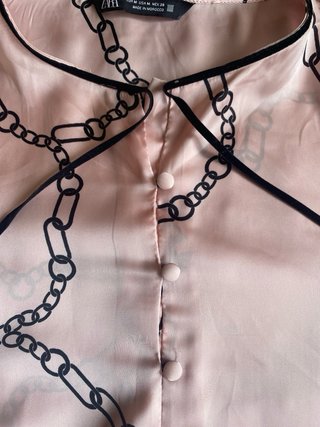 Blusa Zara M satinada rosa/negro cadena
