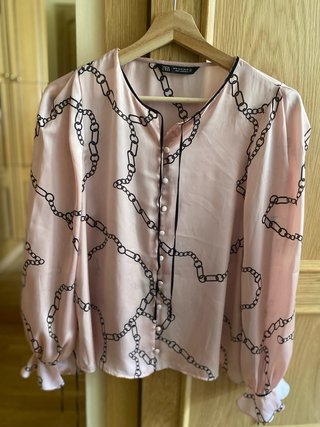 Blusa Zara M satinada rosa/negro cadena