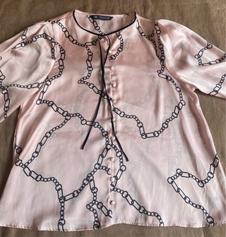 Blusa Zara M satinada rosa/negro cadena