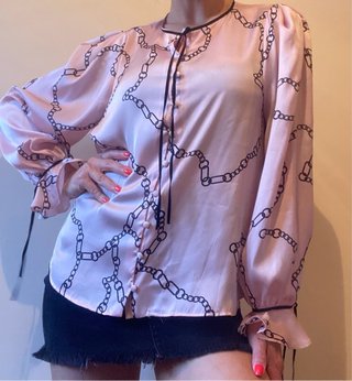 Blusa Zara M satinada rosa/negro cadena