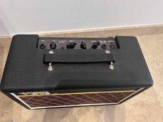 Guitarra Cort G100 + Amplificador Vox Pathfinder