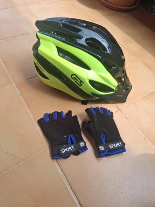 Casco y guantes de ciclismo para niño