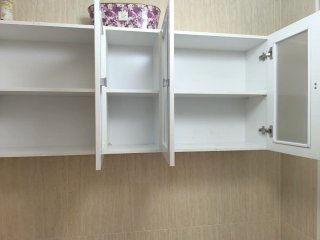 Mueble de baño blanco con puertas de cristal