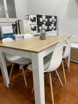 Mesa comedor 4 sillas y mueble TV