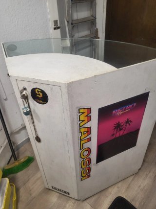 Mostrador con ruedas y vitrina
