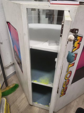 Mostrador con ruedas y vitrina