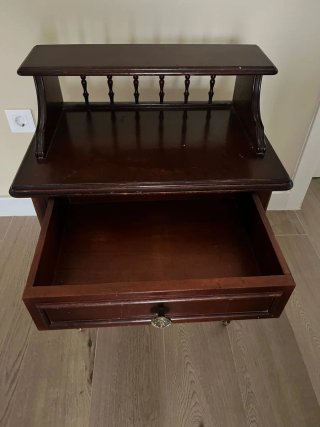 Mesita de noche de madera.