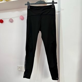 Leggings negros con detalles de malla