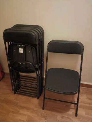 Mesa plegable y 6 sillas negras