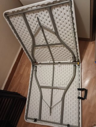 Mesa plegable y 6 sillas negras
