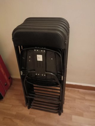 Mesa plegable y 6 sillas negras