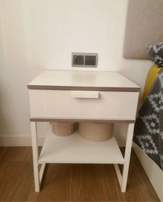 Mesita de noche IKEA blanca y madera