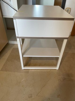 Mesita de noche IKEA blanca y madera