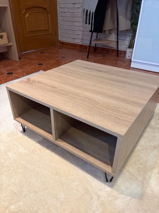 Mesita de centro de madera con compartimentos