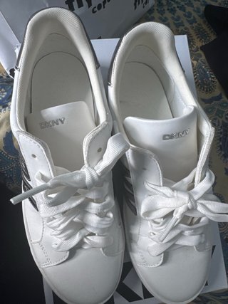 Zapatillas DKNY Blancas y Plateadas