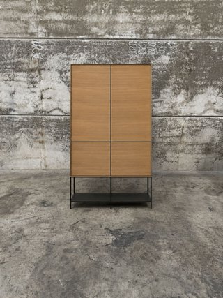 Aparador alto Vedrana 4 puertas de chapa de roble y patas de acero negro 97,5 x 160 cm