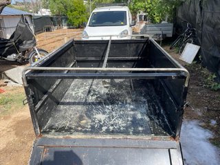 Remolque caja negra con cofre