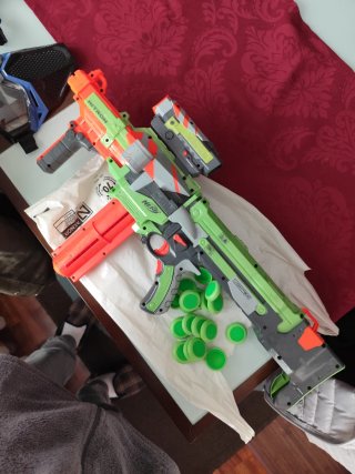 Lote de pistolas Nerf con accesorios 80€.No envios