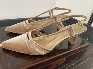 Zapatos Flordeasoka Talla 39 terciopelo seda beige
