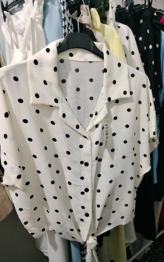 Blusa lunares negra y blanca
