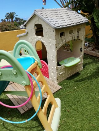 Casita jardín, mesa, silla y tobogán