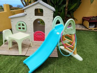 Casita jardín, mesa, silla y tobogán