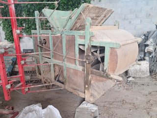 Antigua máquina agrícola de madera