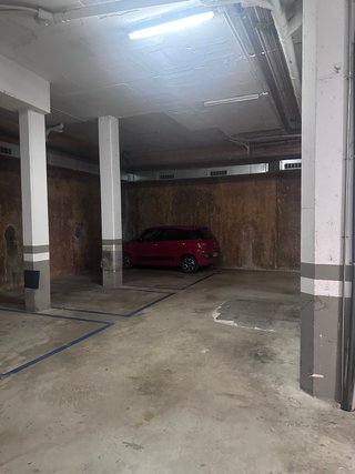 Alquiler de plaza de garaje para coche mediano
